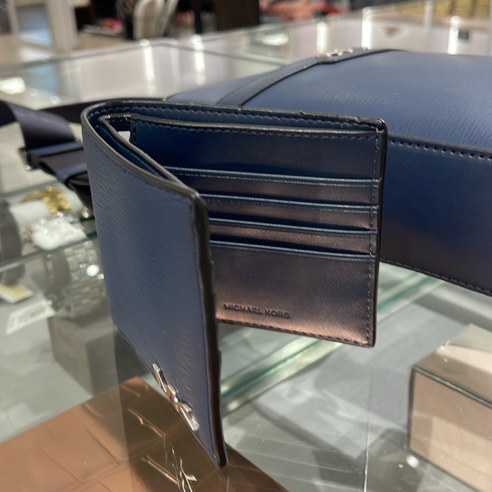 Michael Kors Cooper Billfold Wallet
Navy NWT - Picture 12 of 16
